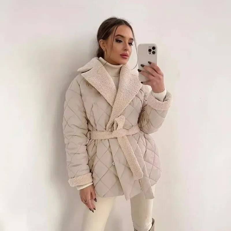 Street Fashion Fall 2025 - エレガントなキルティングとフェイクファーの裏地が特徴の、女性向けファッションの襟付きベルト付きウエストコート。2025年秋冬のシックなストリート系アウターウェア。