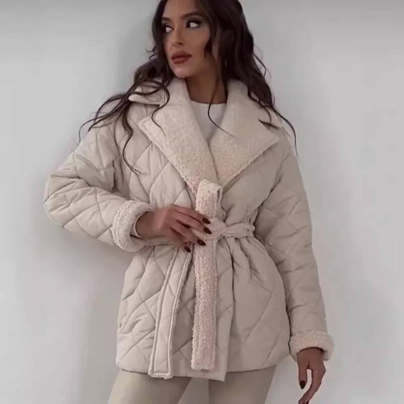 エレガントなキルティングとフェイクファーの裏地が特徴の、女性 - Street Fashion Fall 2025 のレビューと価格