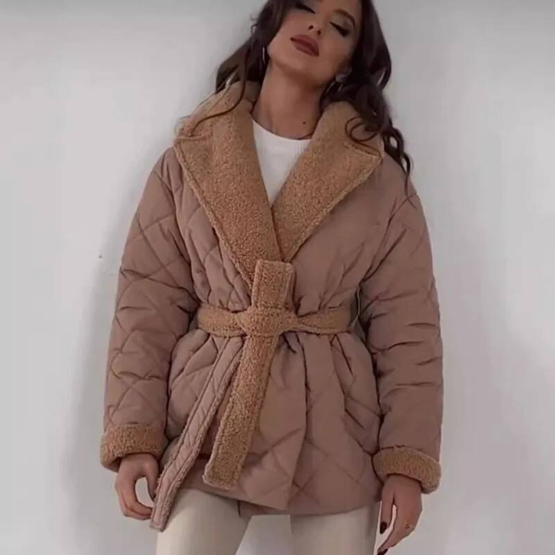 エレガントなキルティングとフェイクファーの裏地が特徴の、女性 - Street Fashion Fall 2025 のレビューと価格