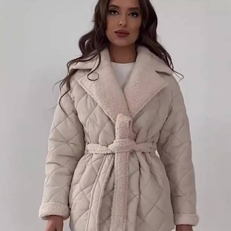 エレガントなキルティングとフェイクファーの裏地が特徴の、女性 - Street Fashion Fall 2025 のレビューと価格