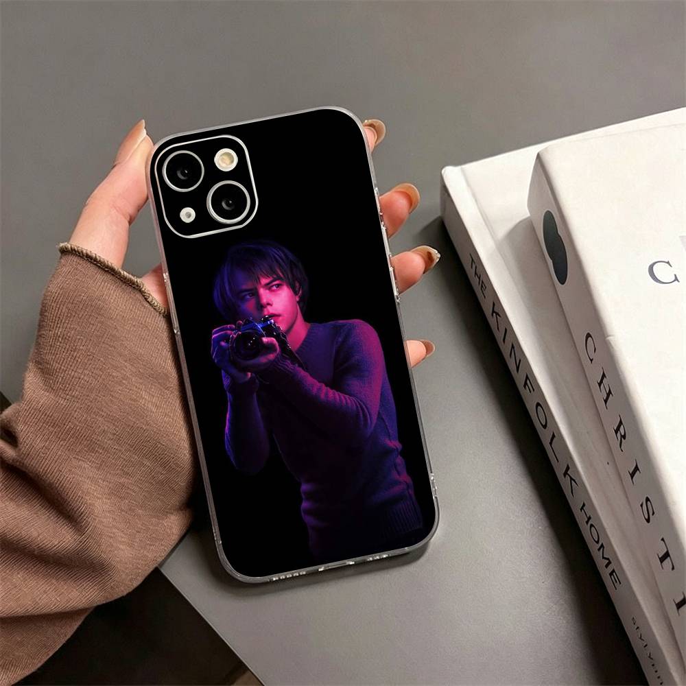 英国俳優チャーリー・ヒートンのiPhone17、16、15、 - Street Fashion Official のレビューと価格